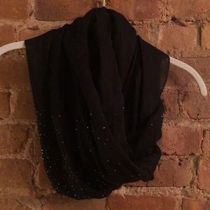 Thin Infiniti scarf with silver jewel detail